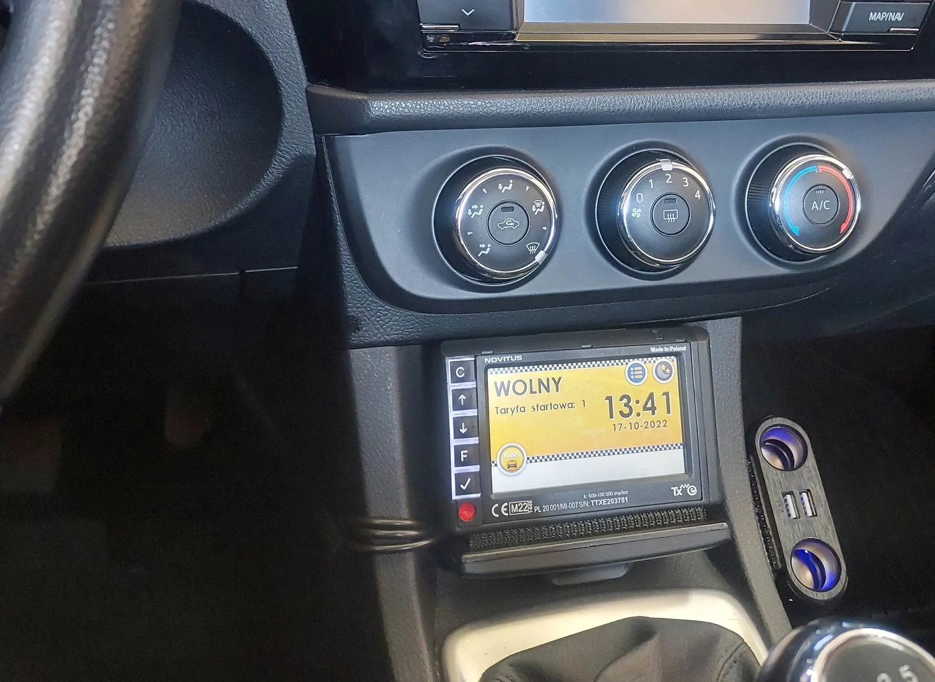 panel informacyjny w taksówce